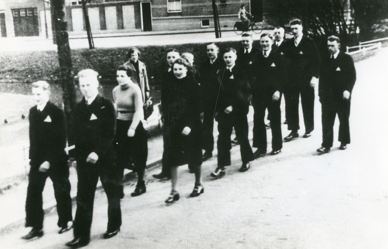 Wandelsportvereniging Flardinga in 1935 met helemaal rechts Arij Kop. Collectie Stadsarchief Vlaardingen, P0671.