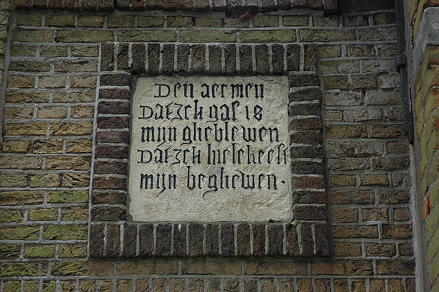 Gevelsteen van het voormalige weeshuis aan de Markt 47. Fotograaf: J. van den Berg, Archeologische Collectie Vlaardingen.