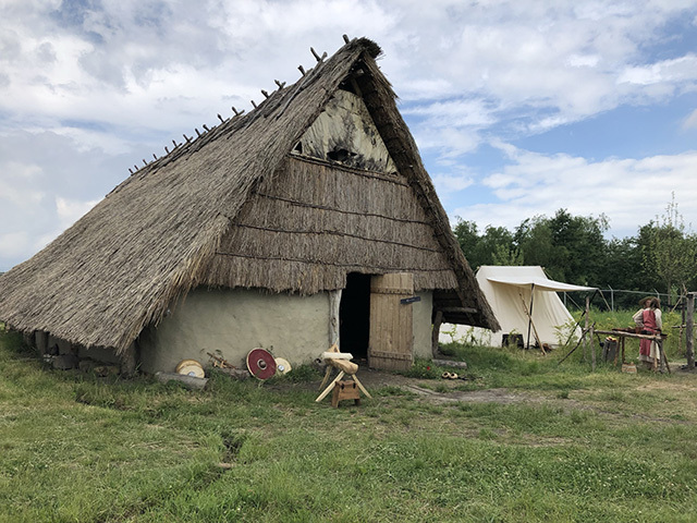 Reconstructie van een huis rond het jaar 1000 op het Educatief Erf Masamuda, 2021. Foto: C. Van Loon,  Archeologische Collectie Vlaardingen, bc053_2021_CVL IMG_1379.