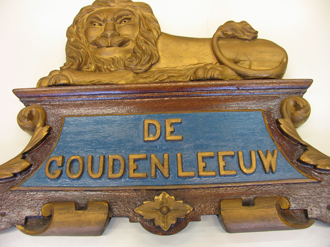Een deel van het uithangbord van 'De Gouden Leeuw'. Collectie Stadsarchief Vlaardingen.
