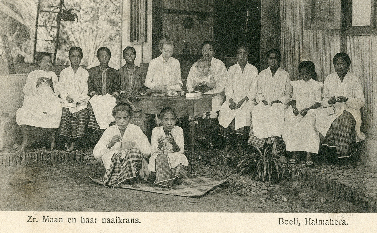 Gerritje Maan zette een naaikransje op in Boeli. In het midden op schoot de kleine Maria Engelina. Foto genomen rond 1911. Collectie Stadsarchief Vlaardingen, P3888.