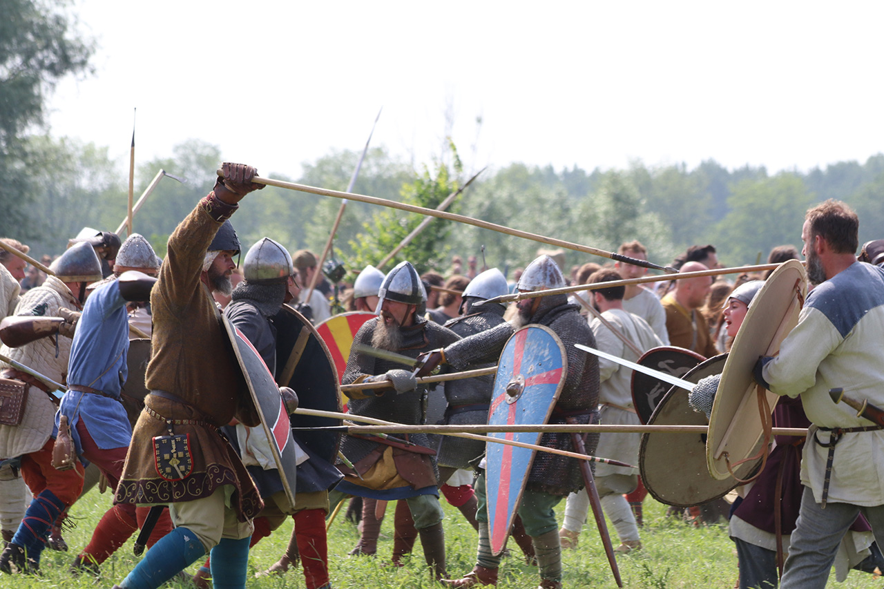 Herdenking van de Slag bij Vlaardingen in de Broekpolder in 2018. Foto: C. Van Loon, Archeologische Collectie Vlaardingen, bc026_2018_CVL_D2143.