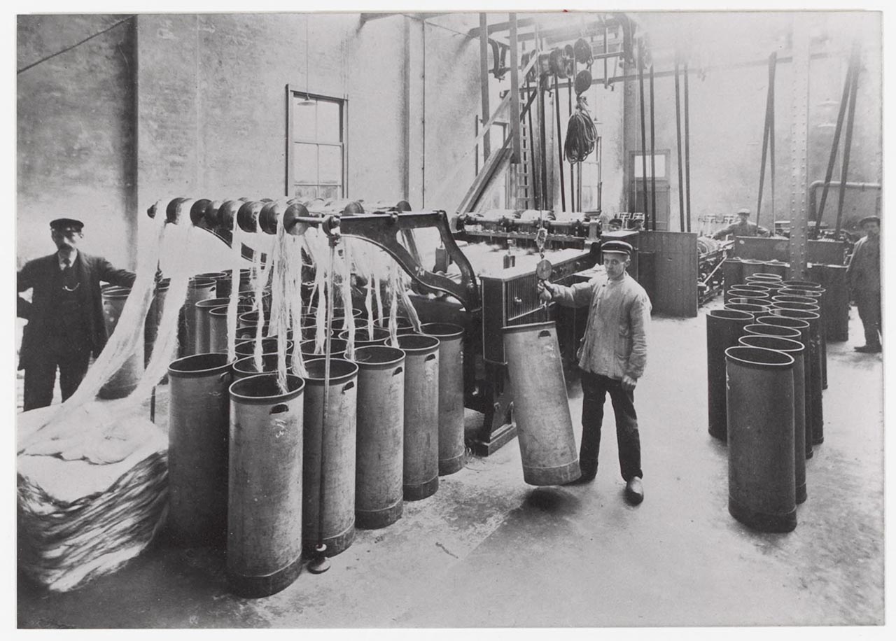 Het interieur van de spinnerij. Links werknemer C.P. Thurmer. Collectie Stadsarchief Vlaardingen, T028-062.