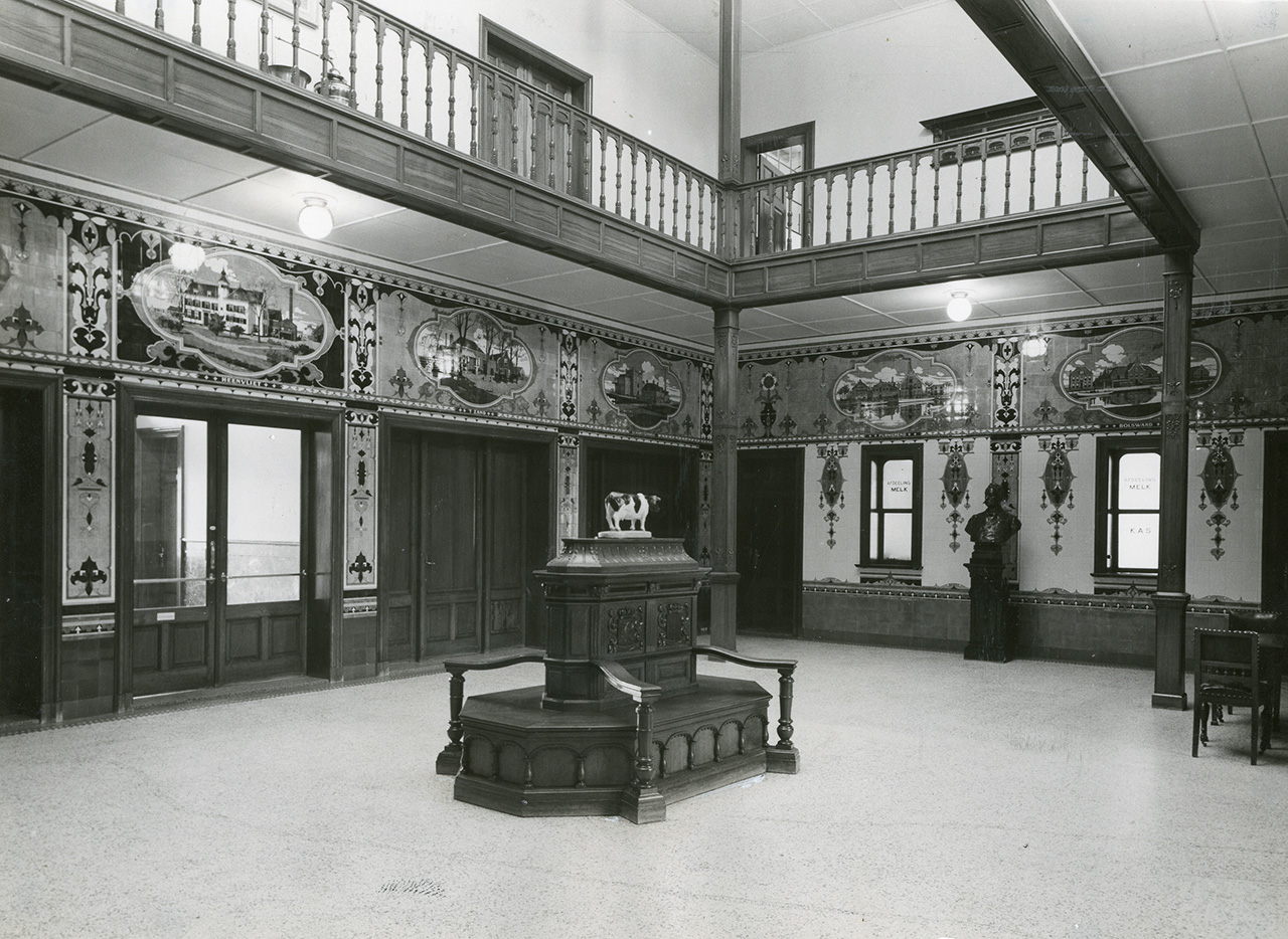 De voormalige centrale hal van het Hollandiakantoor. Collectie Stadsarchief Vlaardingen, T420-316.