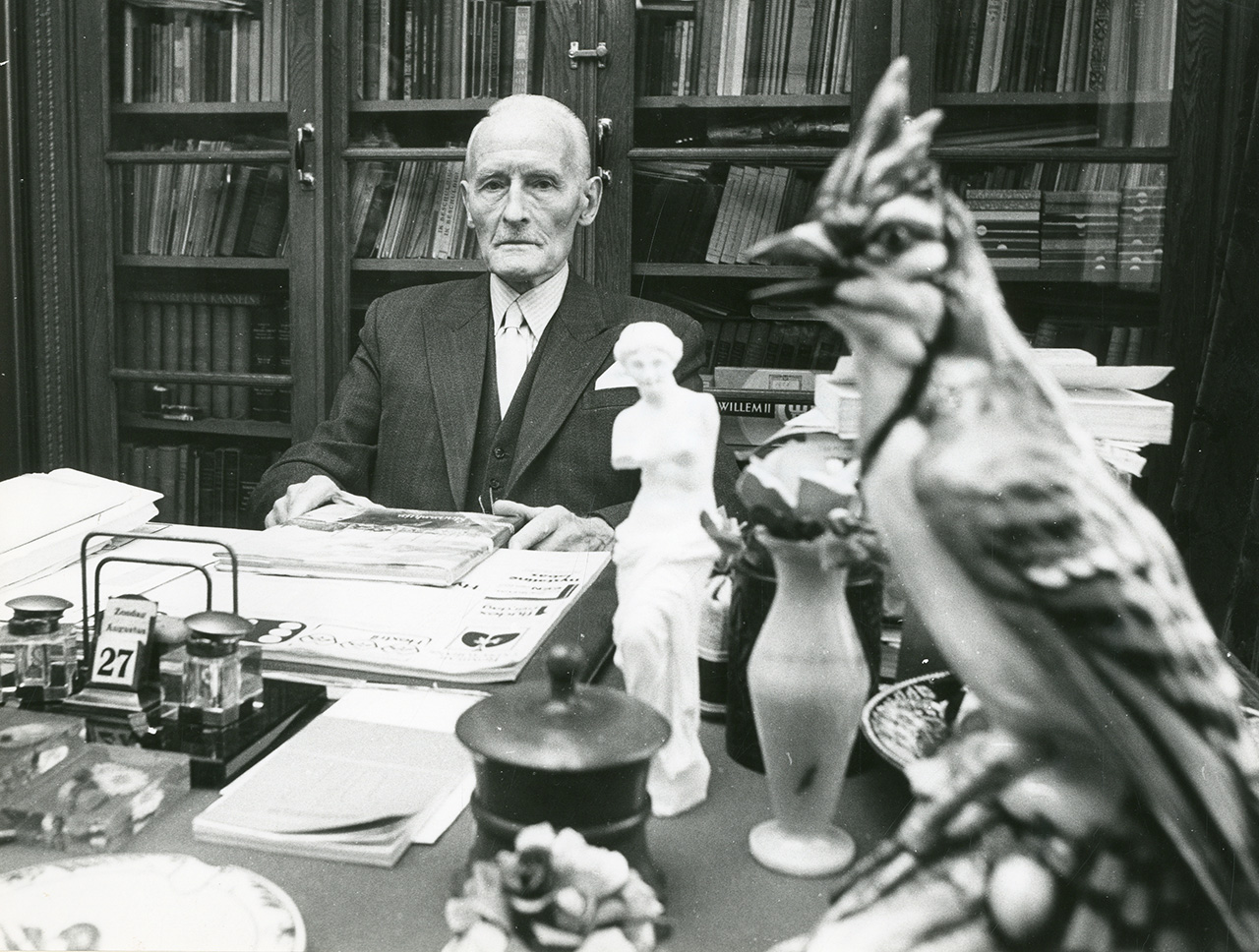 Dokter Moerman in zijn spreekkamer rond 1980. Collectie Stadsarchief Vlaardingen, P2059.