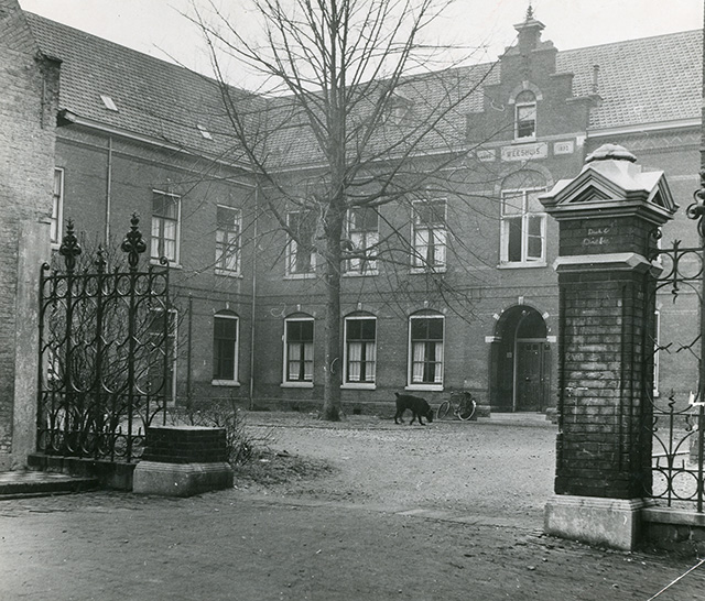 Het Weeshuis met toegangshekken rond 1950. Collectie Stadsarchief Vlaardingen, T608-015.