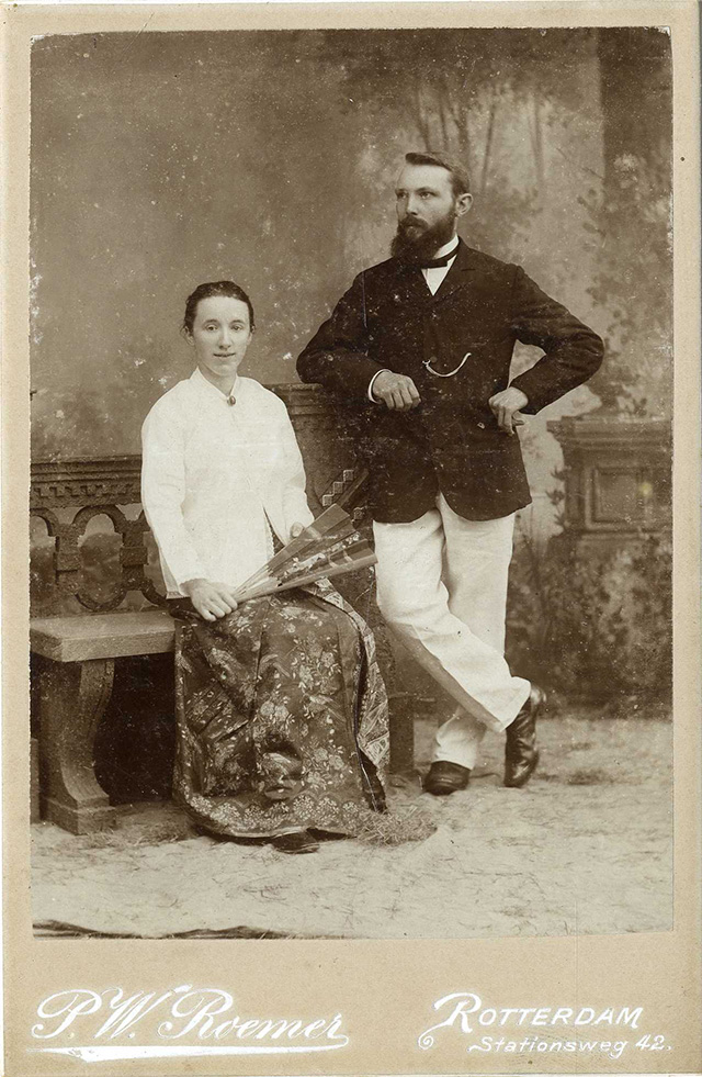Het jonge zendelingspaar voor vertrek in de Rotterdamse fotostudio van P.W. Roemer. Collectie Stadsarchief Vlaardingen, P5638.