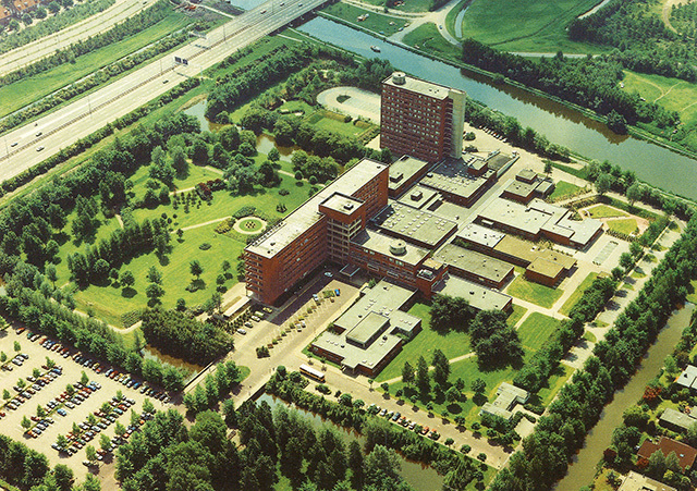 Prentbriefkaart met luchtfoto van het Holy Ziekenhuis rond 1982. Fotograaf: B. Hofmeester, Uitgever: Vita Nova Hank, Collectie Stadsarchief Vlaardingen, T225-057-1.