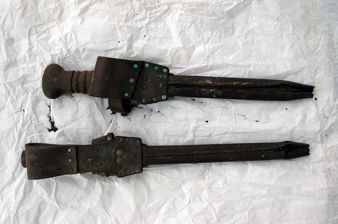 De twee steekwapens na overdracht aan de archeologen van de gemeente Vlaardingen. Collectie Archeologie Vlaardingen, 01.150_DSC_6764.