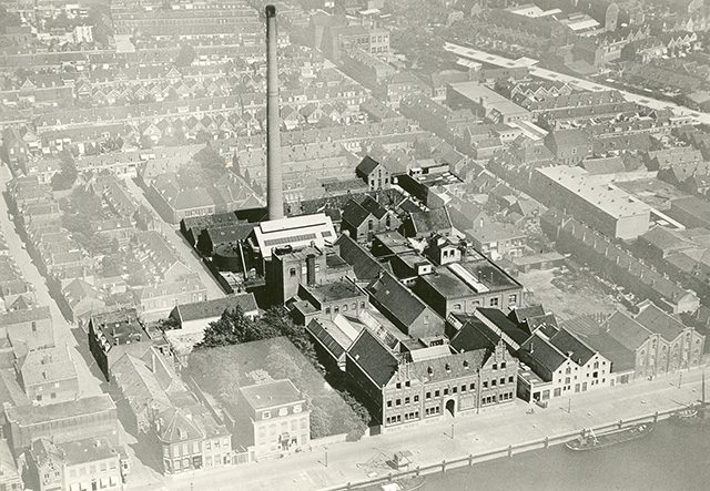 Luchtfoto van het Hollandiacomplex in de Oostwijk. Collectie Stadsarchief Vlaardingen, T420-054.