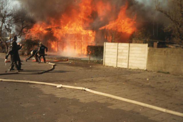 De brandweer probeert tevergeefs het vuur onder controle te krijgen. Collectie Stadsarchief Vlaardingen, Hi2724-4.