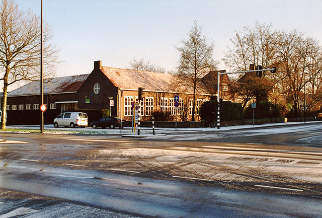 De Dr. H. Bavinckschool rond 1980, gezien vanaf de Burgemeester Pruissingel. Collectie Stadsarchief Vlaardingen, T085-073.