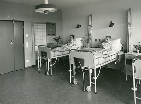 Deze ziekenhuisbedden waren gloednieuw rond 1966. Fotograaf: Jan Dulfer, Collectie Stadsarchief Vlaardingen,  T225-079.