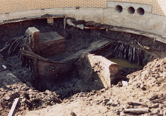 Een kano uit de Romeinse tijd werd hergebruikt als dam. In het verlengde is de recente duiker zichtbaar. Collectie Archeologie Vlaardingen, 06.036_19961756.