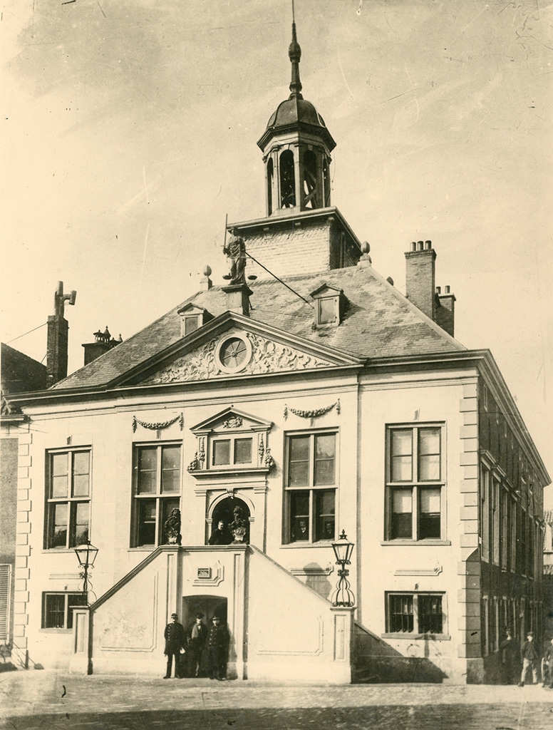 De gevel van het stadhuis voor de restauratie in 1912. Foto Collectie Stadsarchief, T363B-021.