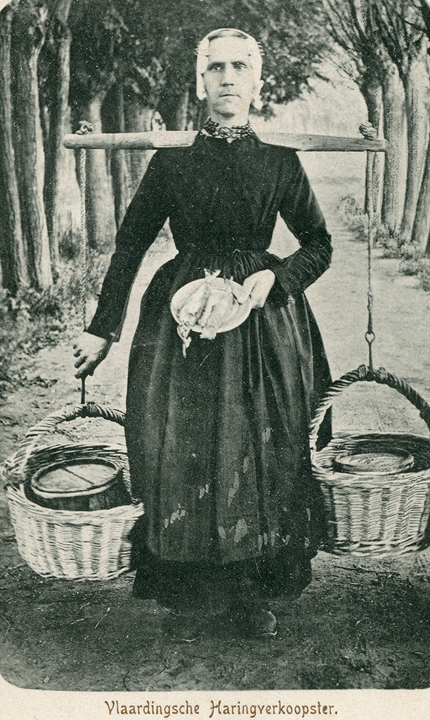 Prentbriefkaart van haringverkoopster, rond 1900. Uitgever C. Verboom. Collectie Stadsarchief Vlaardingen, VS0014.