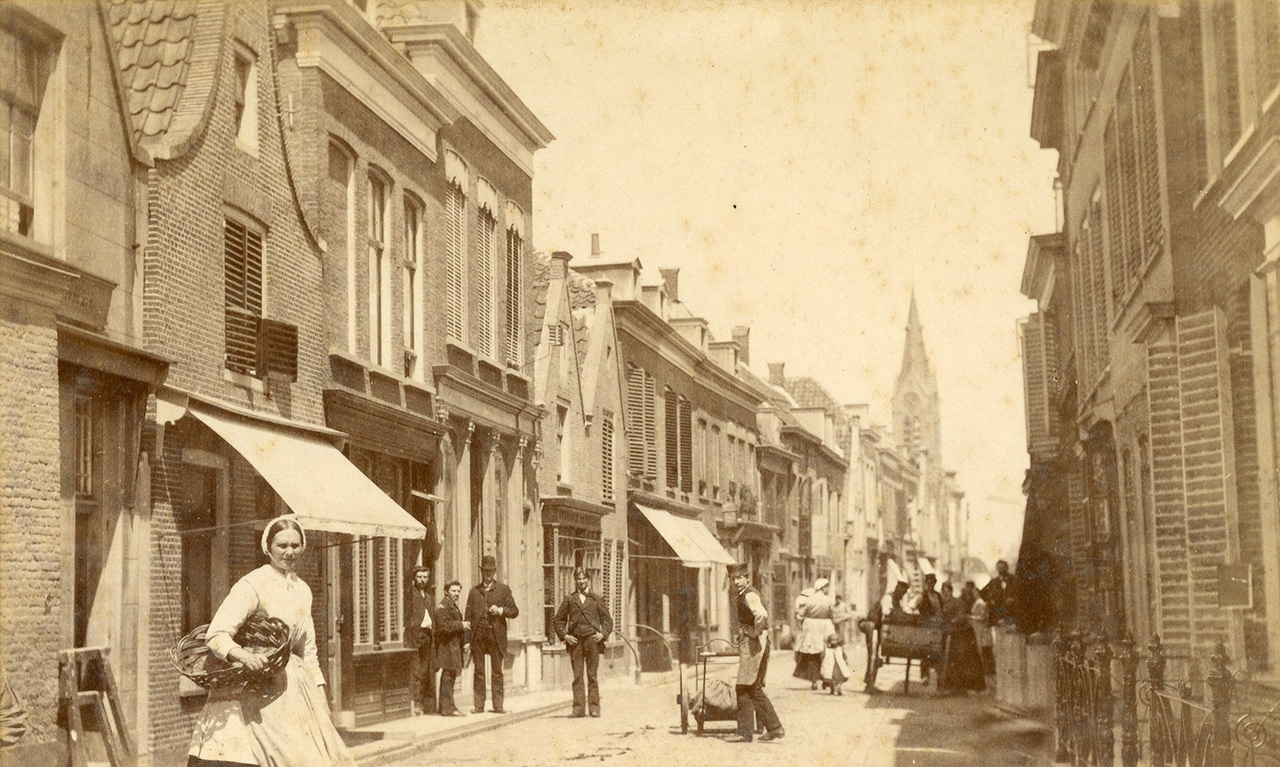 De Hoogstraat rond 1885. Op de achtergrond is de toren van de Joannes de Dooperkerk te zien. Collectie Stadsarchief Vlaardingen, T228-082.