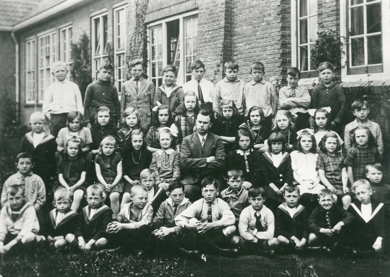 Leerlingen van de toenmalige Da Costaschool poseren naast het schoolgebouw. Collectie Stadsarchief Vlaardingen, P3959.