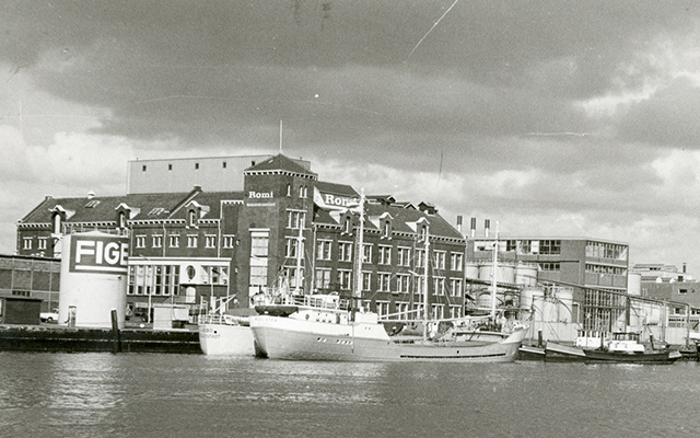 De Koningin Wilhelminahaven NZ in 1969, met het gebouw van de ROMI op de achtergrond. Foto Collectie Stadsarchief Vlaardingen, T286NZ-110.