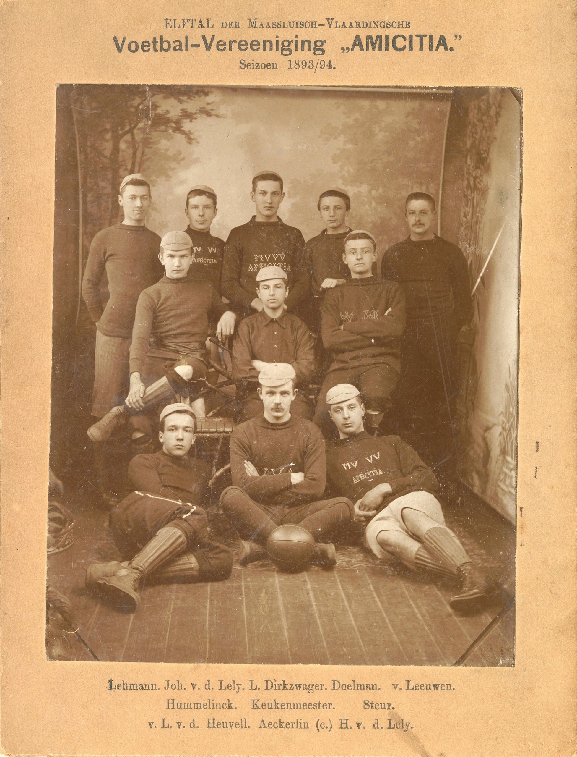 Foto van het eerste en enige elftal van de Vlaardings-Maassluise voetbalclub Amicitia, 1893/1894. Fotograaf: onbekend, Collectie Stadsarchief Vlaardingen, 0195, doos 2.