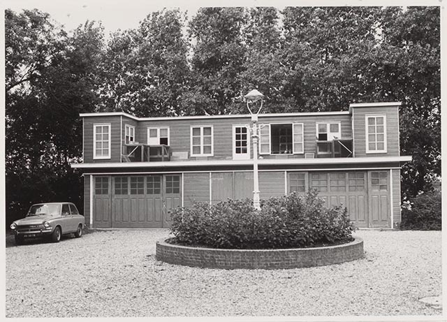 De garage met duivenhokken op landgoed Hoogstad rond 1973. Collectie Stadsarchief Vlaardingen, T076-126.