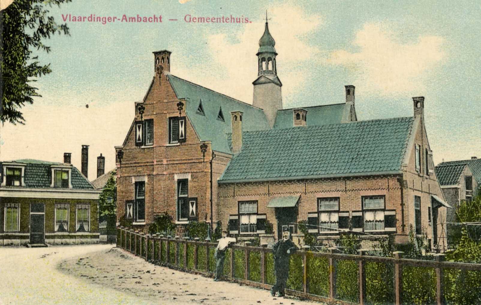 Een oude ansicht met het nieuwe raadhuis aan het Emaus, omstreeks 1910. Collectie Stadsarchief Vlaardingen, T447-069.